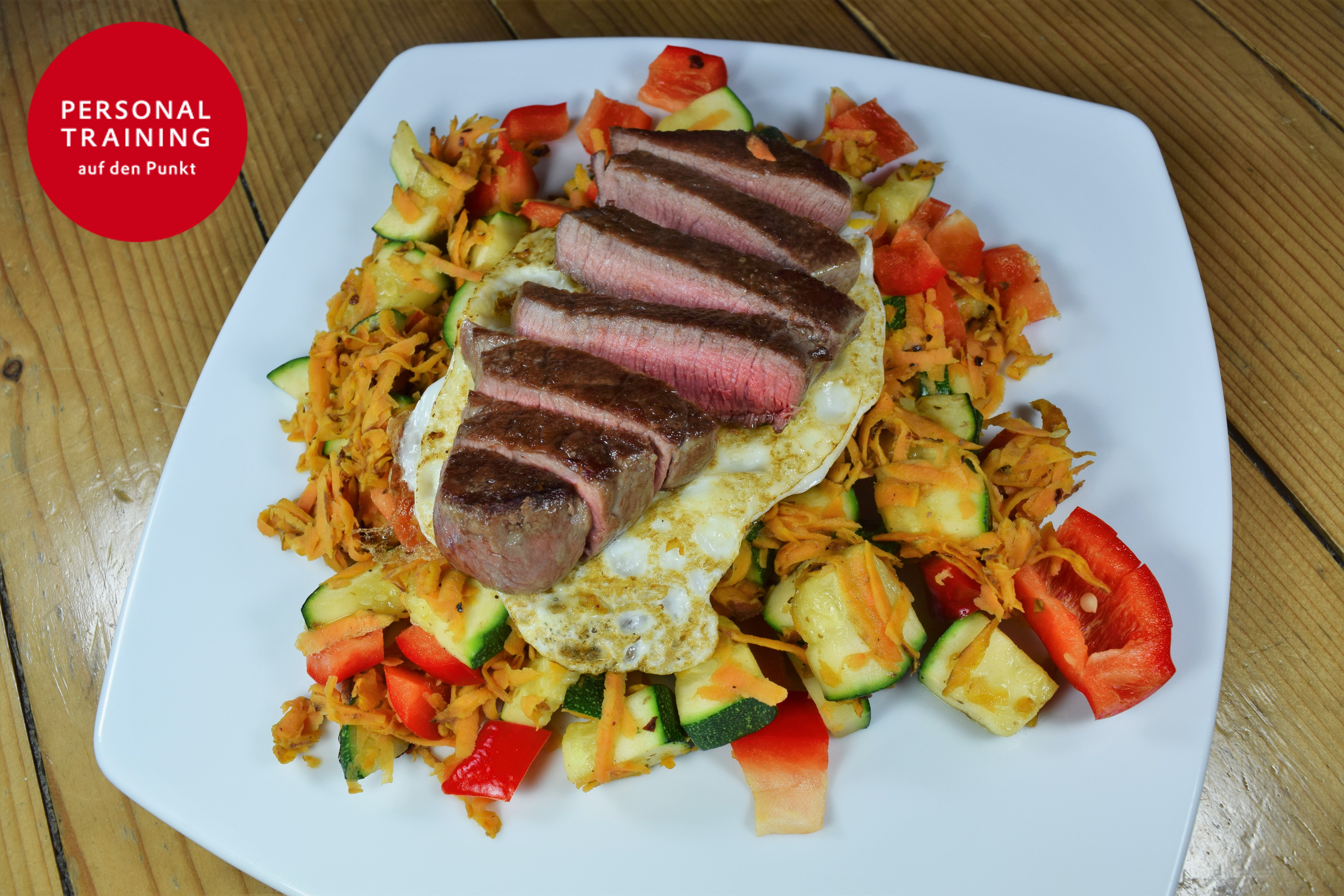 Rinderfilet auf Ei auf Süßkartoffelbett – Personal Training auf den Punkt